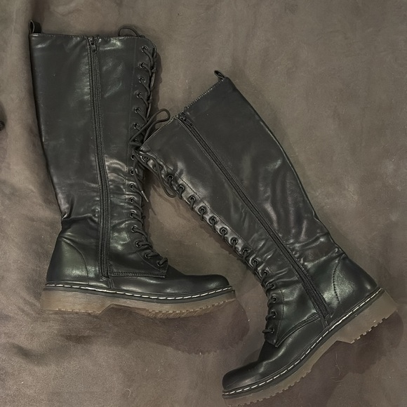 High combat boots. Zip up. Rubber treads, contrast stitch - Picture 4 of 6